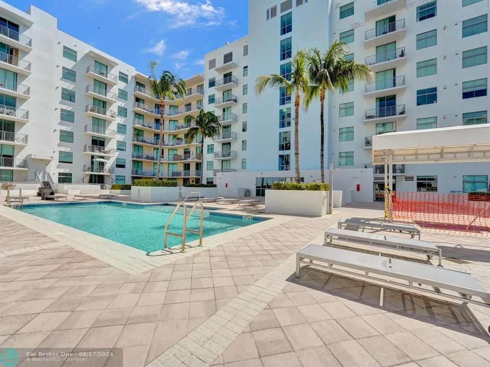 For Sale: $325,000 (2 beds, 2 baths, 1195 Square Feet)