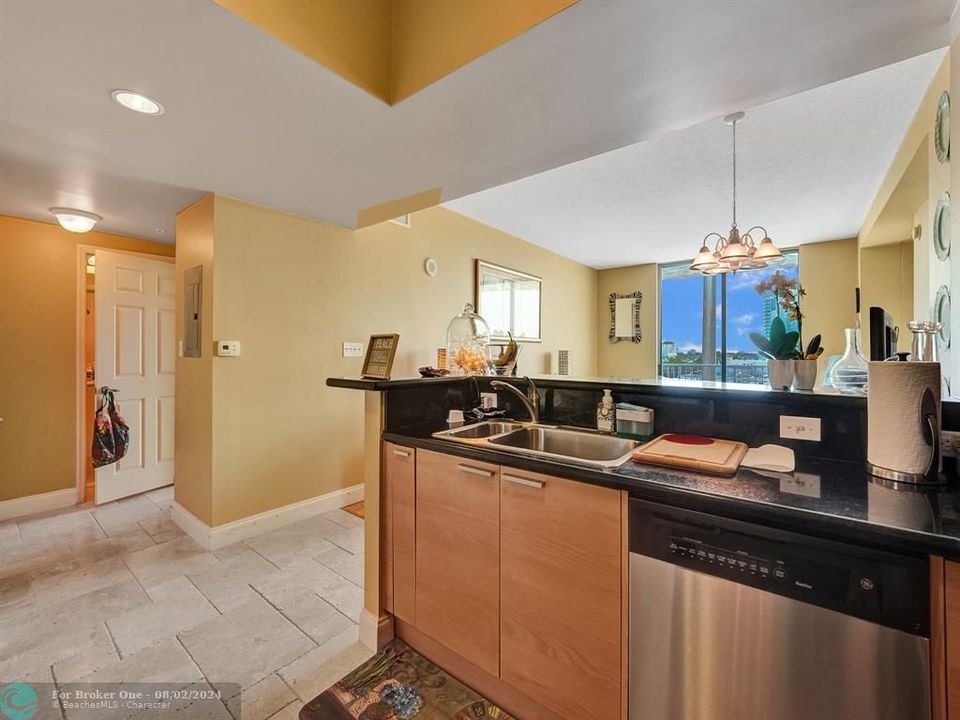 For Sale: $325,000 (2 beds, 2 baths, 1195 Square Feet)