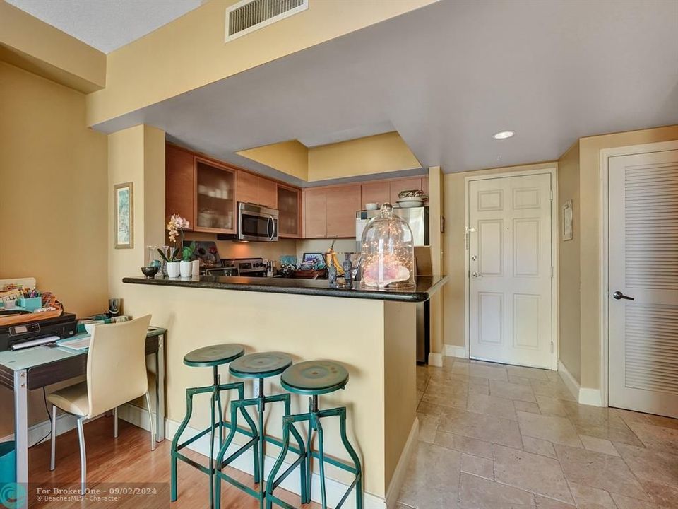 For Sale: $325,000 (2 beds, 2 baths, 1195 Square Feet)