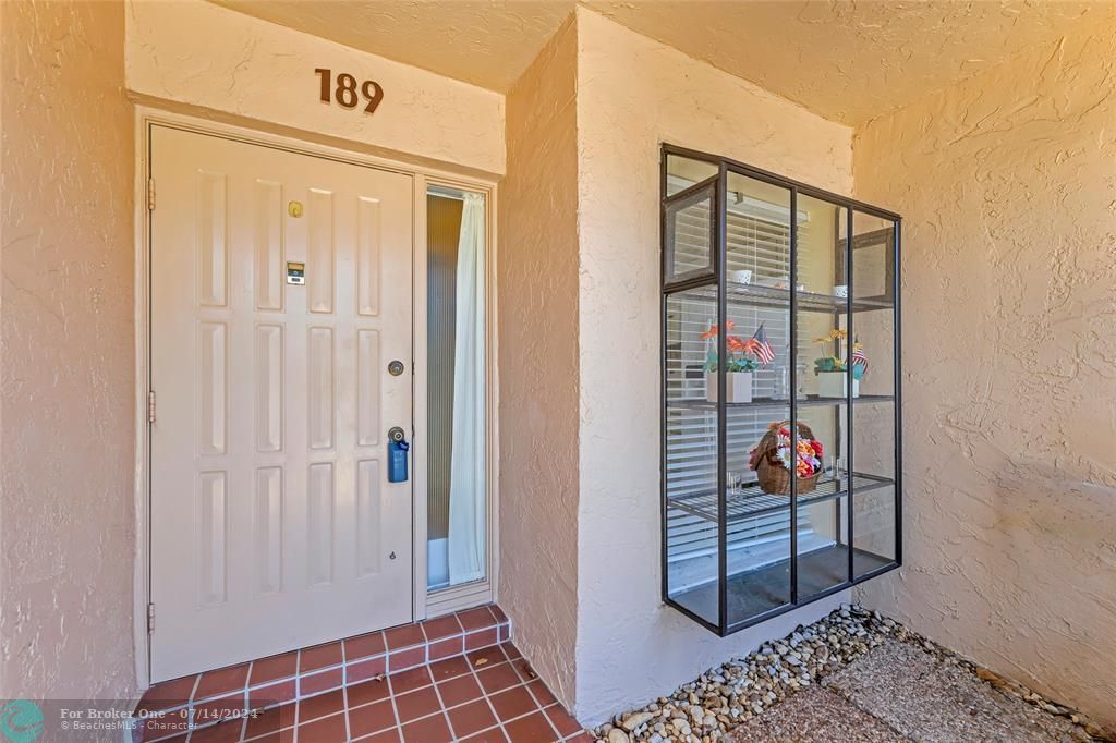 For Sale: $335,000 (2 beds, 2 baths, 1100 Square Feet)