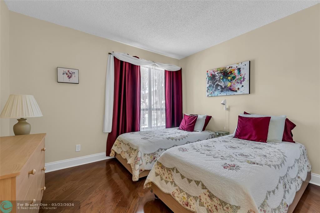 For Sale: $335,000 (2 beds, 2 baths, 1100 Square Feet)
