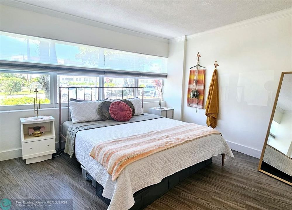 For Sale: $295,000 (2 beds, 1 baths, 760 Square Feet)