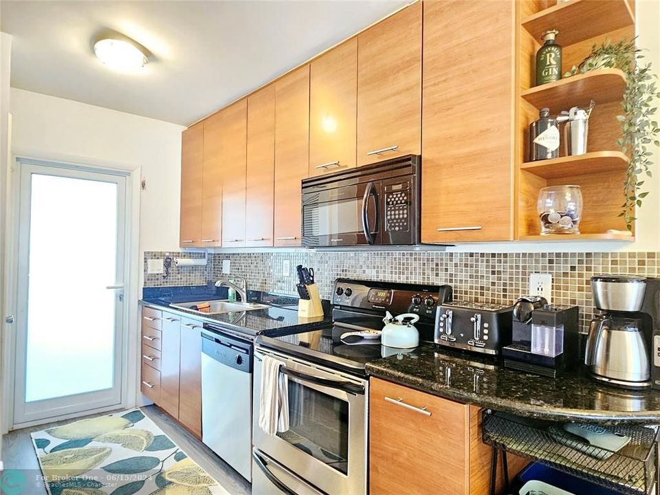 For Sale: $295,000 (2 beds, 1 baths, 760 Square Feet)