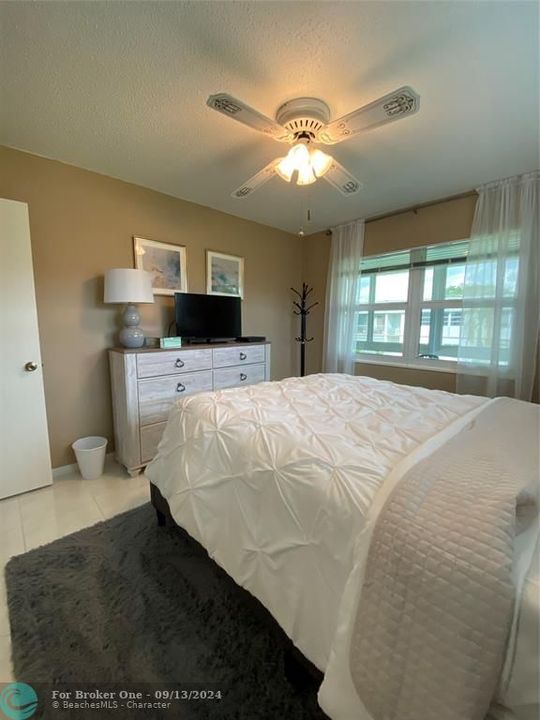 Active With Contract: $3,300 (2 beds, 1 baths, 850 Square Feet)