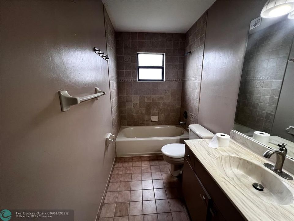 合同活跃: $349,900 (4 贝兹, 2 浴室, 2100 平方英尺)