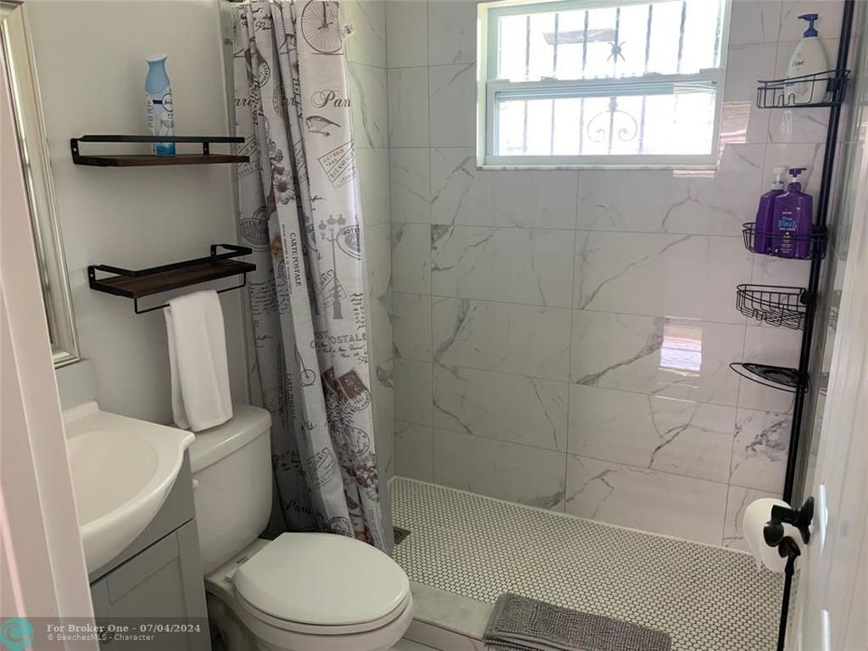 For Sale: $2,100 (2 beds, 2 baths, 885 Square Feet)
