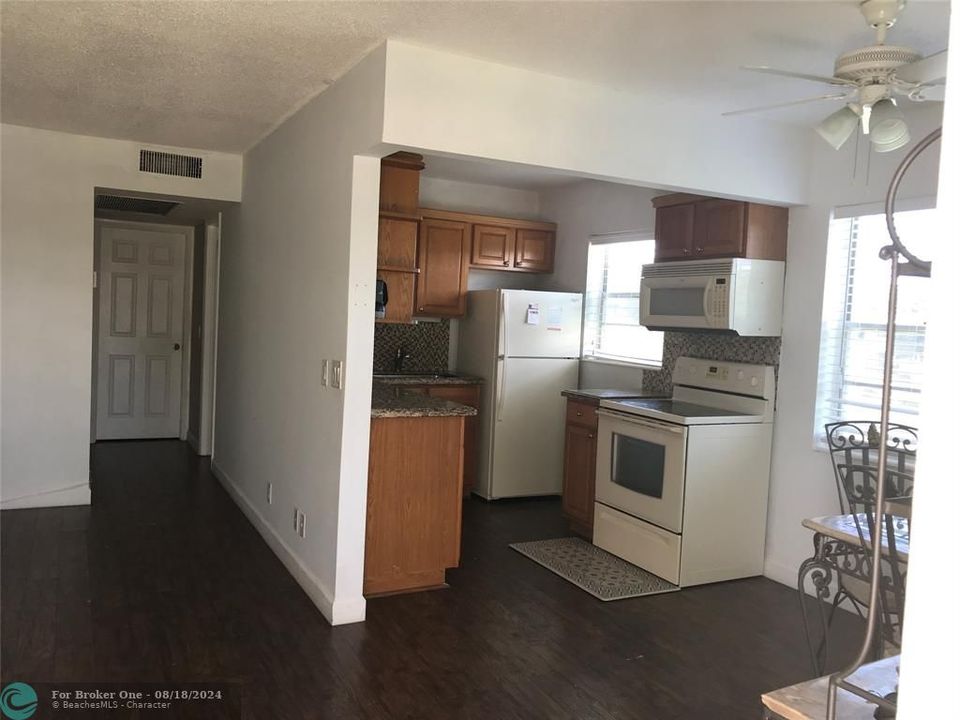 For Sale: $155,000 (2 beds, 1 baths, 903 Square Feet)