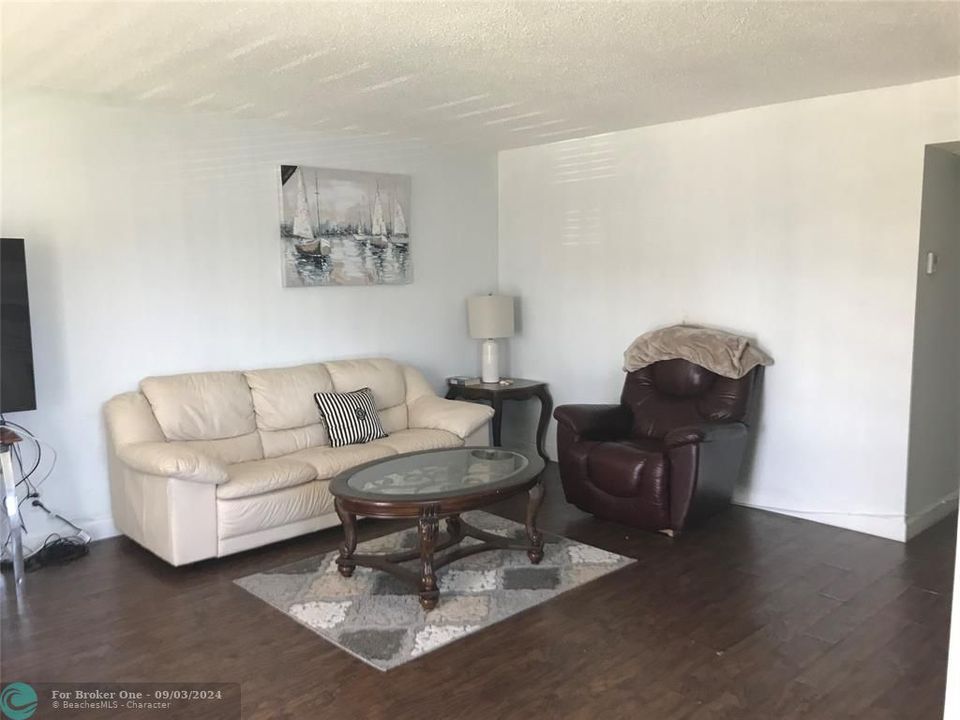 For Sale: $155,000 (2 beds, 1 baths, 903 Square Feet)