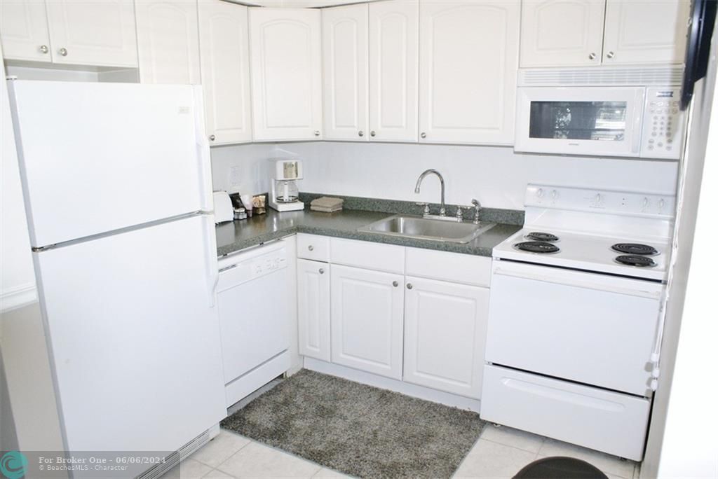 Active With Contract: $2,090 (2 beds, 1 baths, 700 Square Feet)