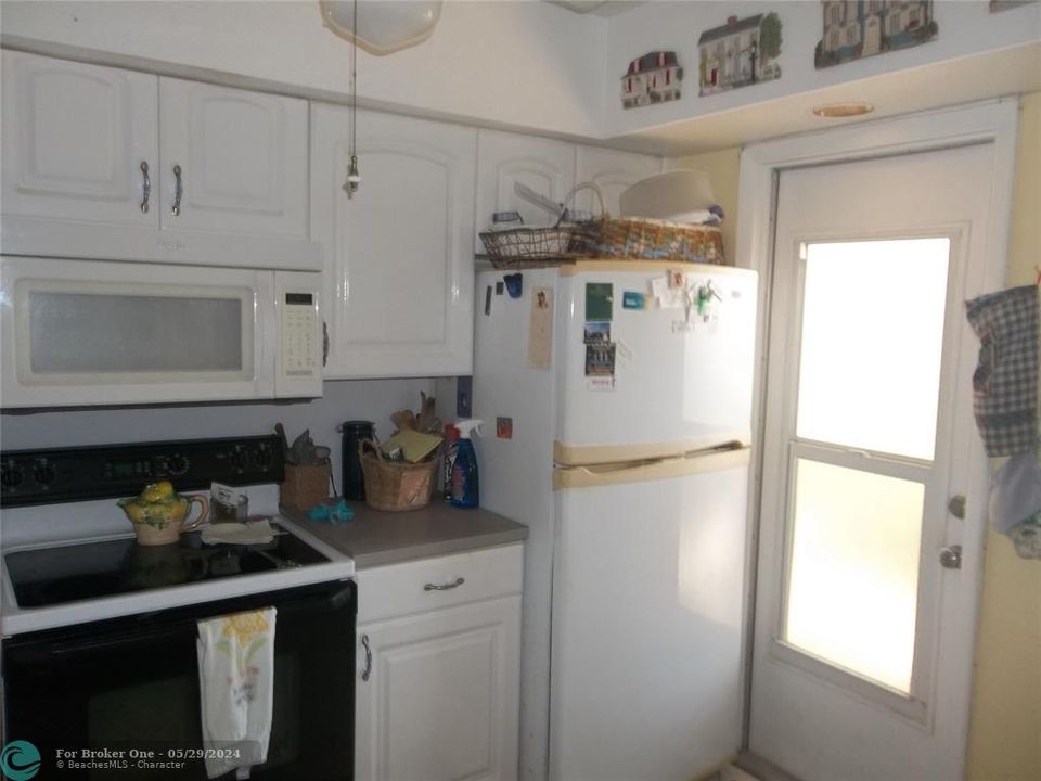For Sale: $365,000 (2 beds, 2 baths, 888 Square Feet)