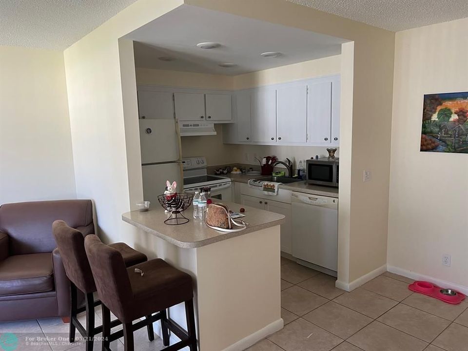 Active With Contract: $124,000 (1 beds, 1 baths, 720 Square Feet)