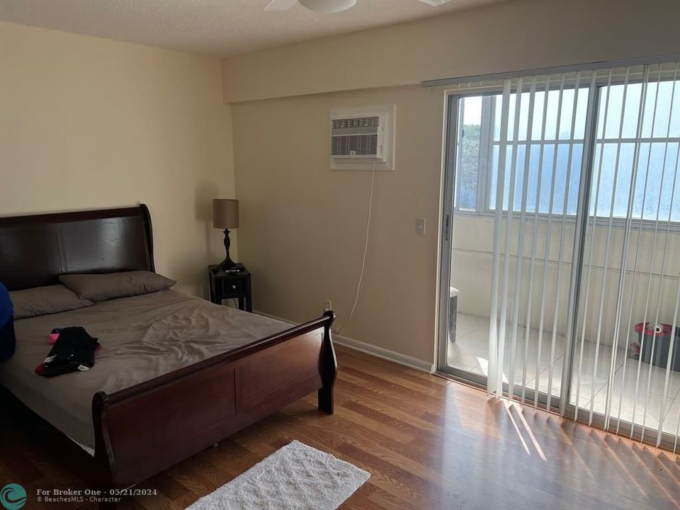 Active With Contract: $124,000 (1 beds, 1 baths, 720 Square Feet)
