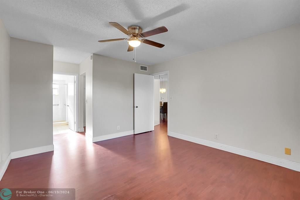 Active With Contract: $140,000 (1 beds, 1 baths, 750 Square Feet)