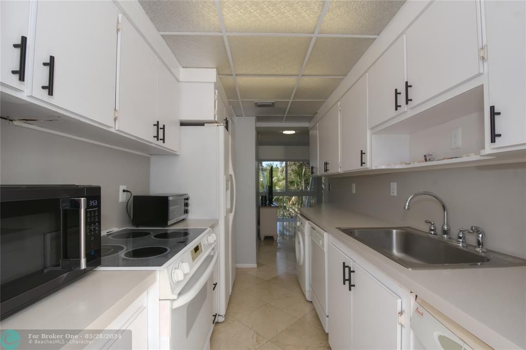 For Sale: $379,000 (2 beds, 2 baths, 850 Square Feet)