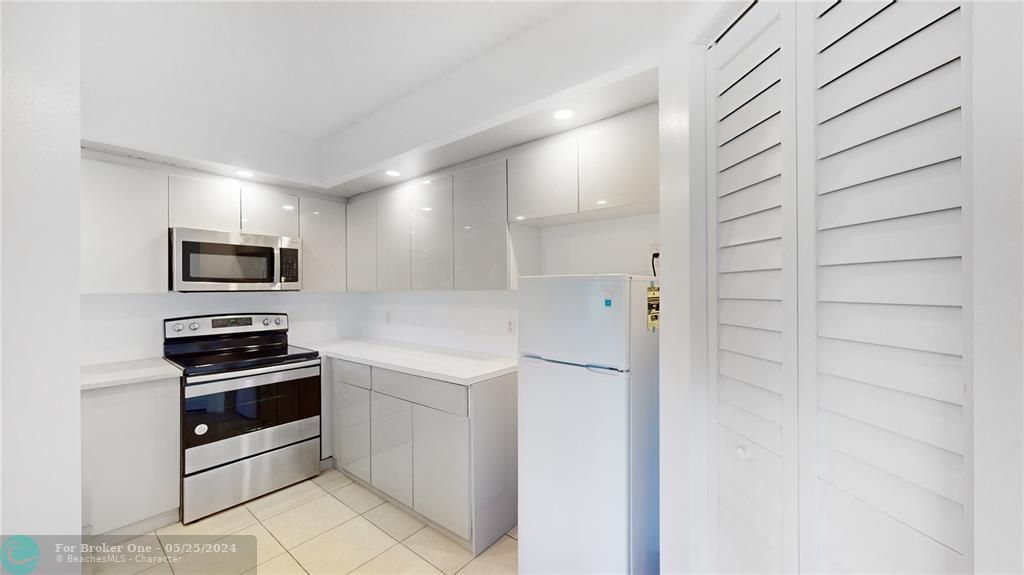 Active With Contract: $206,000 (1 beds, 1 baths, 1045 Square Feet)