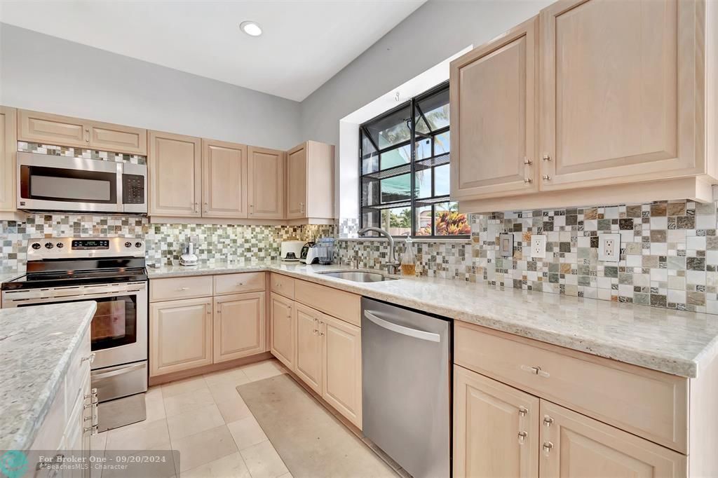 Recently Sold: $875,000 (3 beds, 2 baths, 2511 Square Feet)