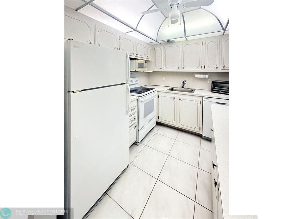 For Sale: $199,500 (2 beds, 1 baths, 828 Square Feet)