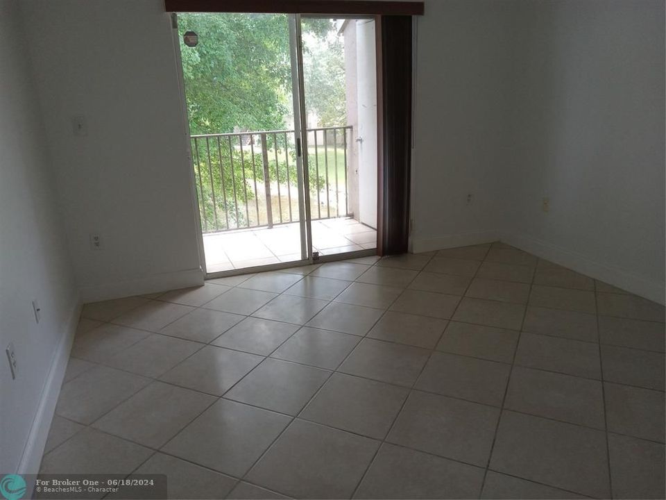 Active With Contract: $2,200 (2 beds, 2 baths, 912 Square Feet)