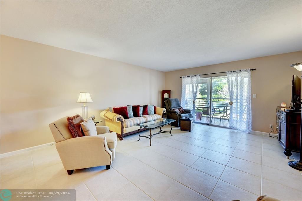 For Sale: $229,999 (2 beds, 2 baths, 1225 Square Feet)