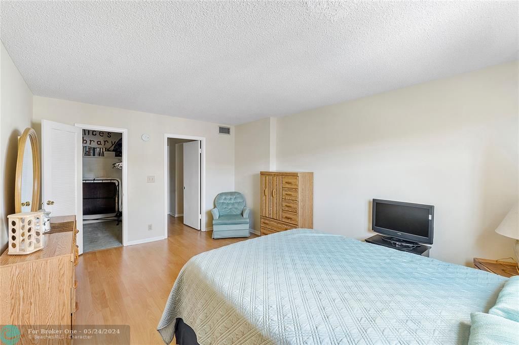For Sale: $175,000 (1 beds, 1 baths, 730 Square Feet)