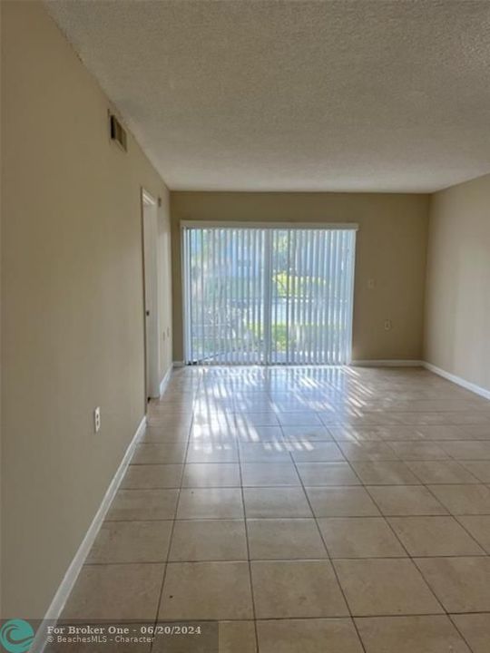 Active With Contract: $219,000 (3 beds, 2 baths, 923 Square Feet)