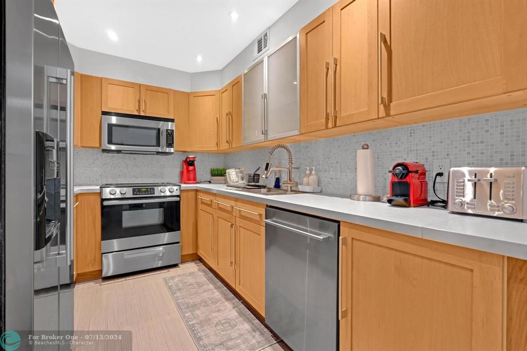 For Sale: $375,000 (1 beds, 1 baths, 798 Square Feet)