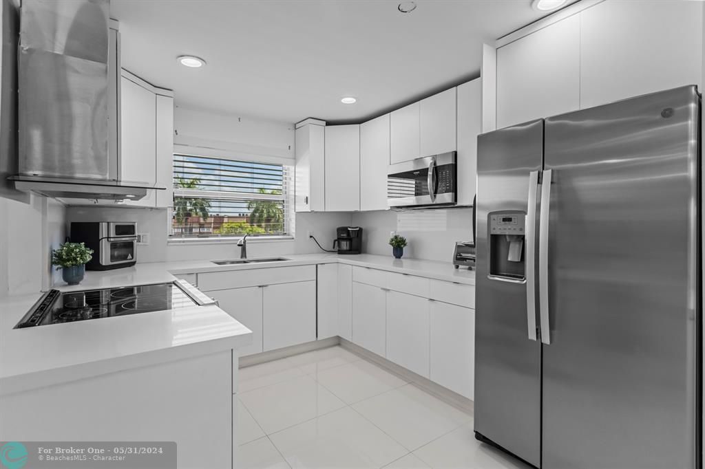 For Sale: $300,000 (2 beds, 2 baths, 1240 Square Feet)