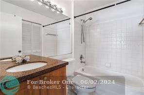 合同活跃: $4,700 (4 贝兹, 2 浴室, 1885 平方英尺)