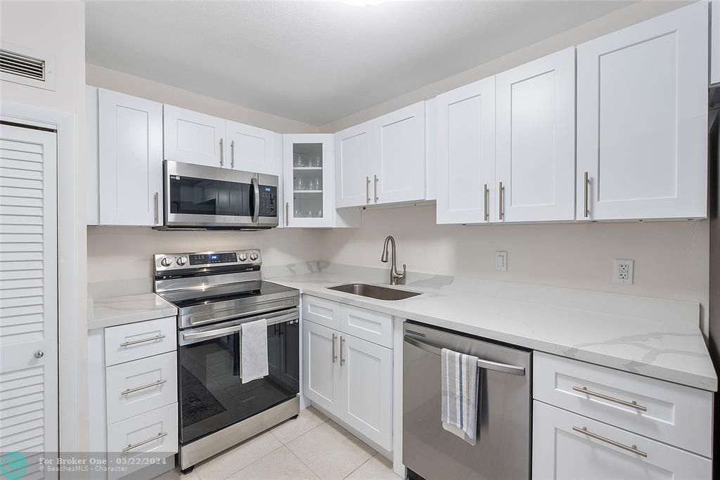 For Sale: $380,000 (1 beds, 1 baths, 890 Square Feet)
