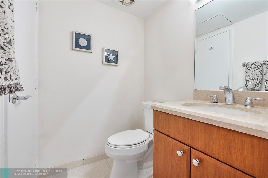 For Sale: $380,000 (1 beds, 1 baths, 890 Square Feet)