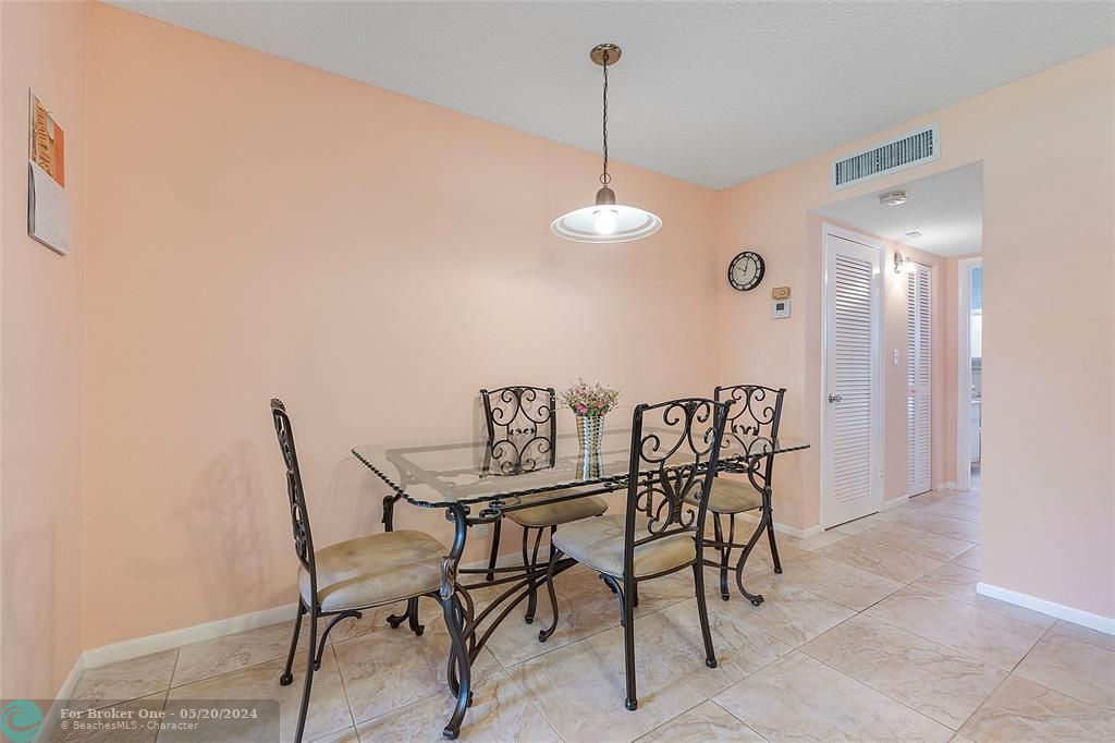 Active With Contract: $118,000 (1 beds, 1 baths, 720 Square Feet)