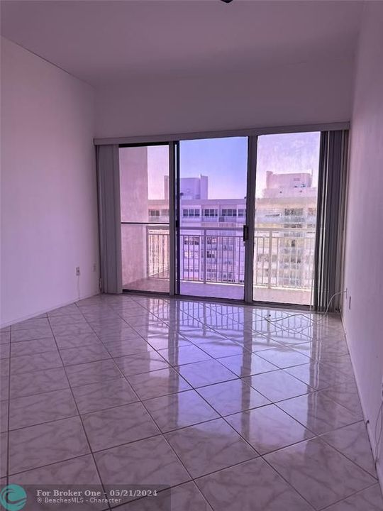 Active With Contract: $2,400 (2 beds, 2 baths, 1605 Square Feet)