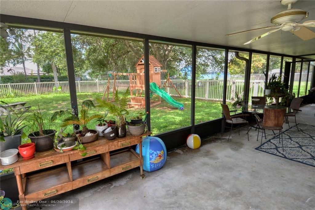 Recently Sold: $245,000 (2 beds, 1 baths, 904 Square Feet)
