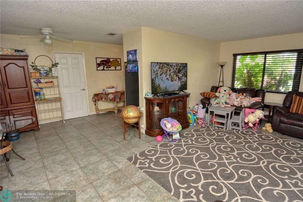 Recently Sold: $245,000 (2 beds, 1 baths, 904 Square Feet)