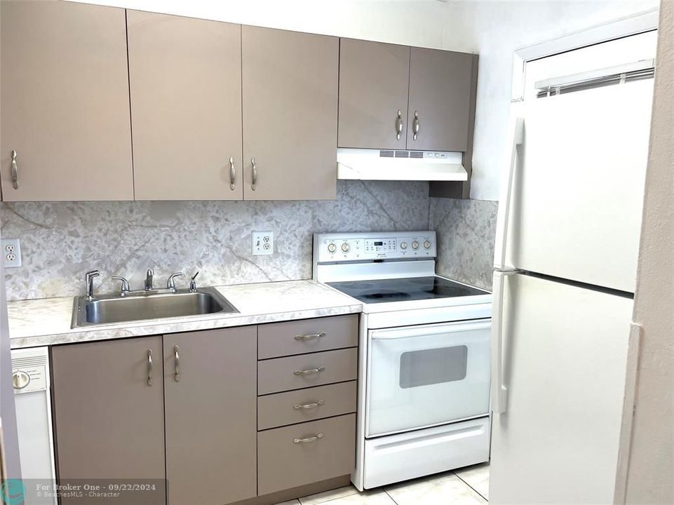 For Rent: $1,600 (1 beds, 1 baths, 850 Square Feet)