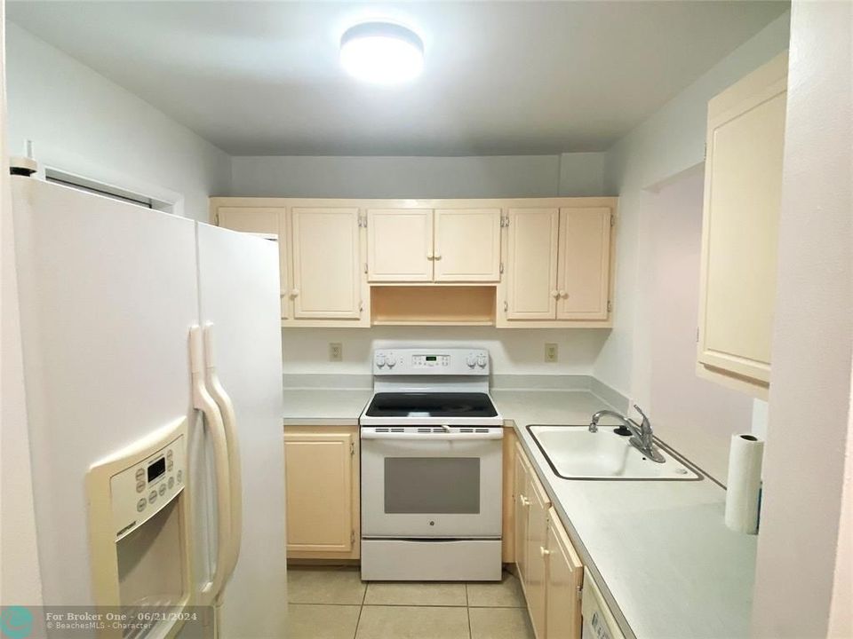 Active With Contract: $1,850 (2 beds, 1 baths, 840 Square Feet)