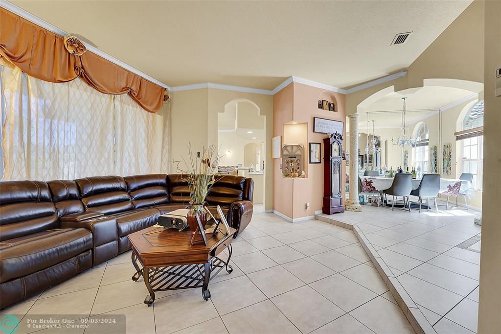 For Sale: $499,900 (4 beds, 2 baths, 2076 Square Feet)