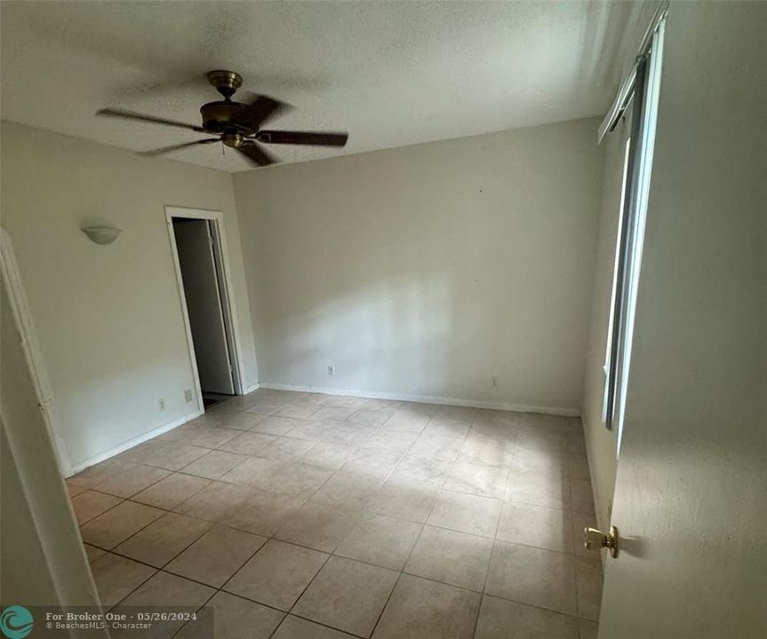 For Sale: $190,000 (1 beds, 1 baths, 685 Square Feet)