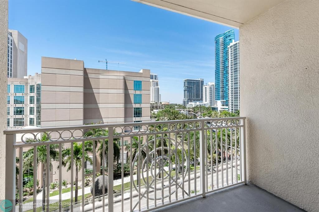 Active With Contract: $399,000 (1 beds, 1 baths, 803 Square Feet)