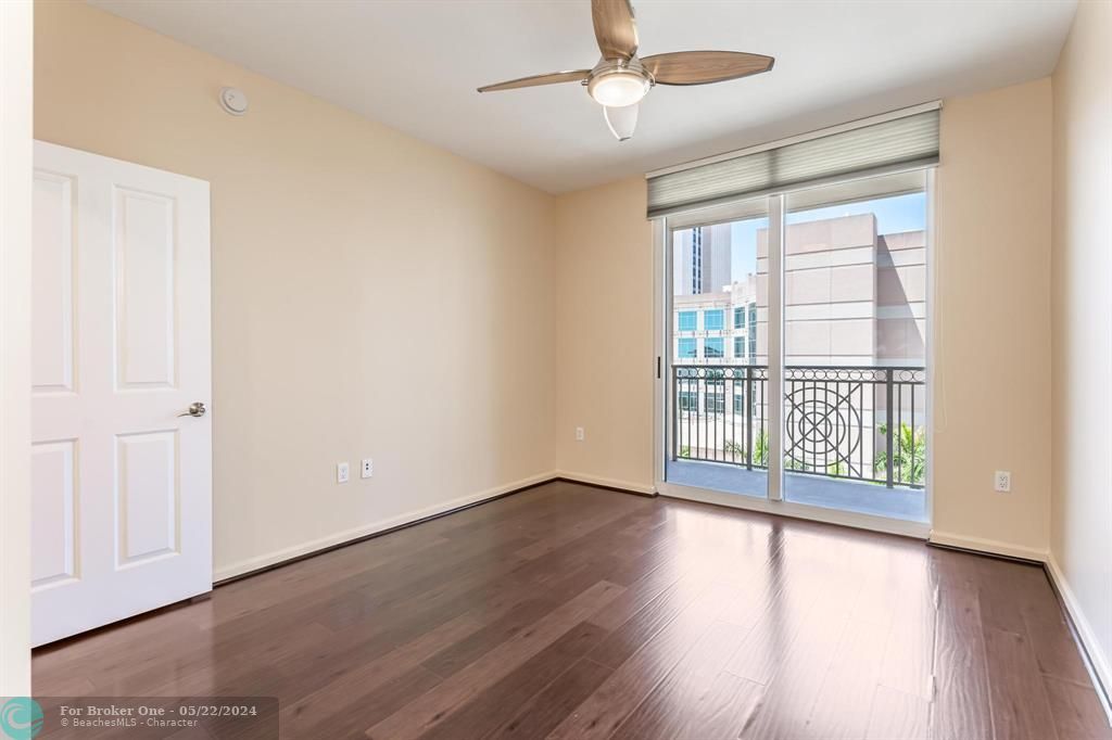 Active With Contract: $399,000 (1 beds, 1 baths, 803 Square Feet)