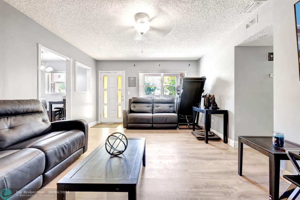 Active With Contract: $465,000 (3 beds, 2 baths, 1129 Square Feet)
