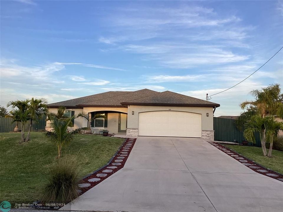 For Sale: $367,500 (3 beds, 2 baths, 1469 Square Feet)