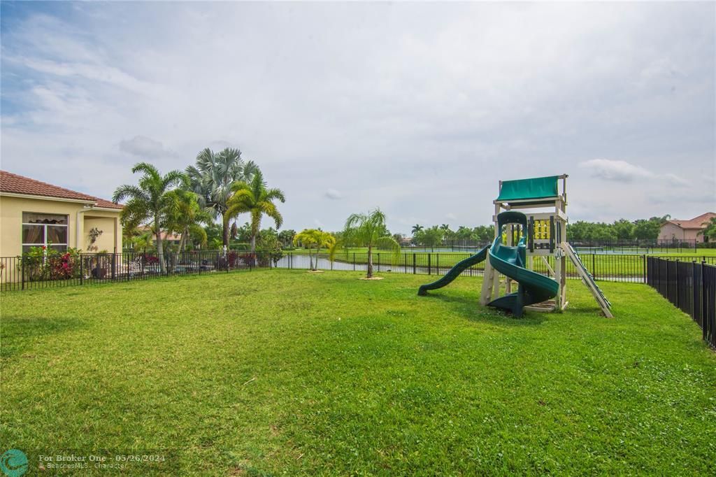 For Sale: $479,000 (4 beds, 2 baths, 2566 Square Feet)
