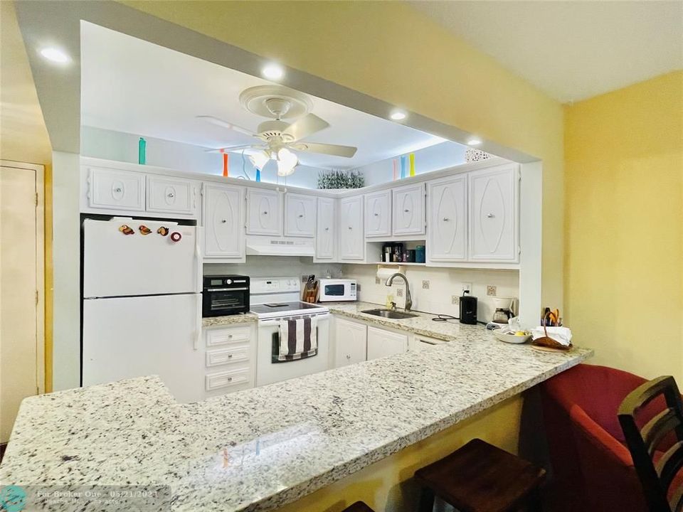 For Sale: $220,000 (2 beds, 2 baths, 880 Square Feet)