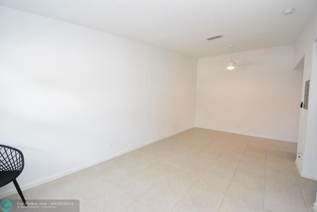 Active With Contract: $155,000 (1 beds, 1 baths, 617 Square Feet)