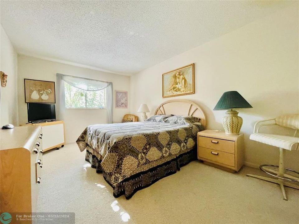 For Sale: $165,000 (1 beds, 1 baths, 670 Square Feet)