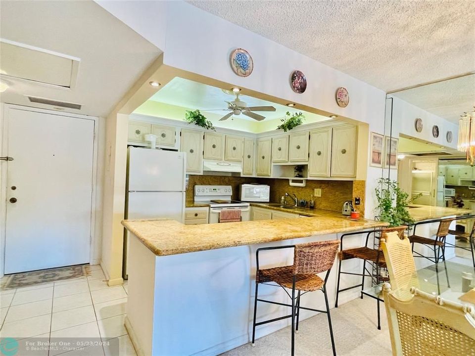 For Sale: $165,000 (1 beds, 1 baths, 670 Square Feet)
