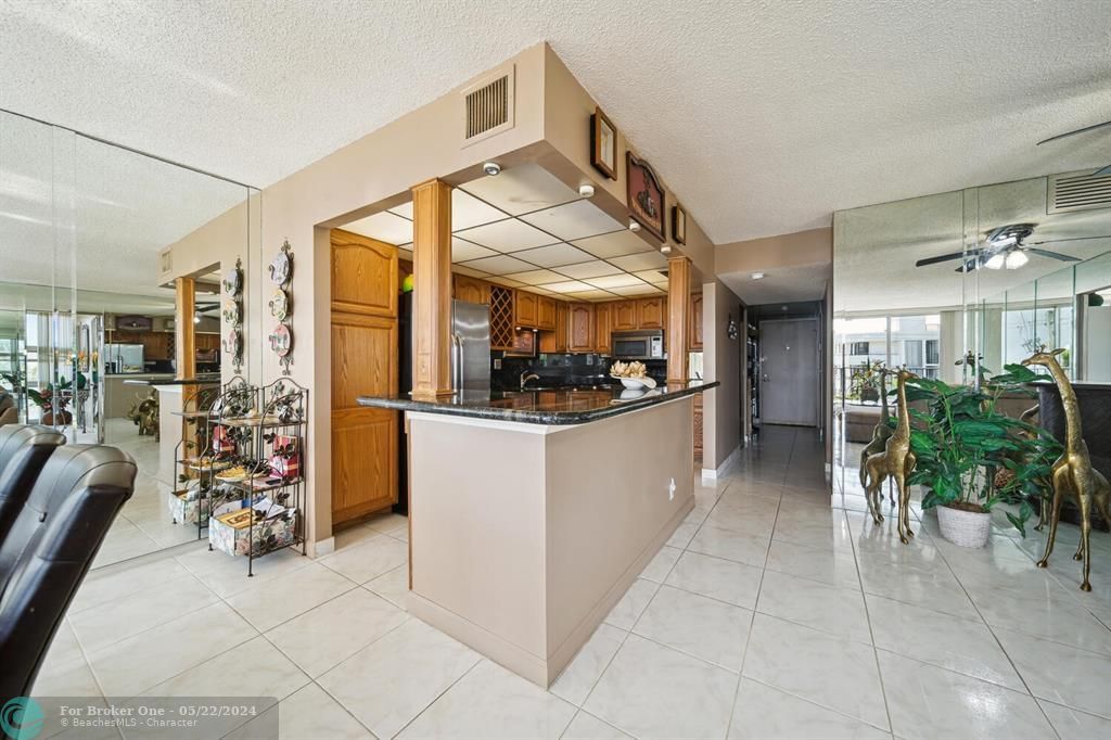 For Sale: $399,900 (2 beds, 2 baths, 1338 Square Feet)