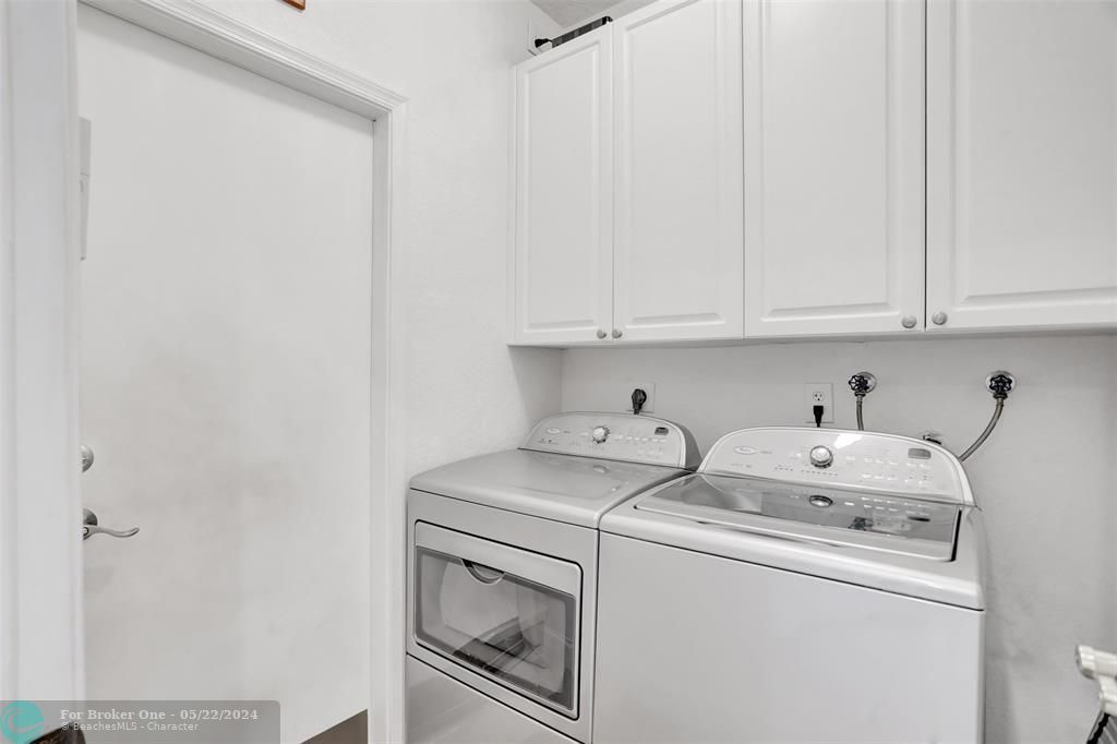 For Sale: $725,000 (3 beds, 2 baths, 1984 Square Feet)