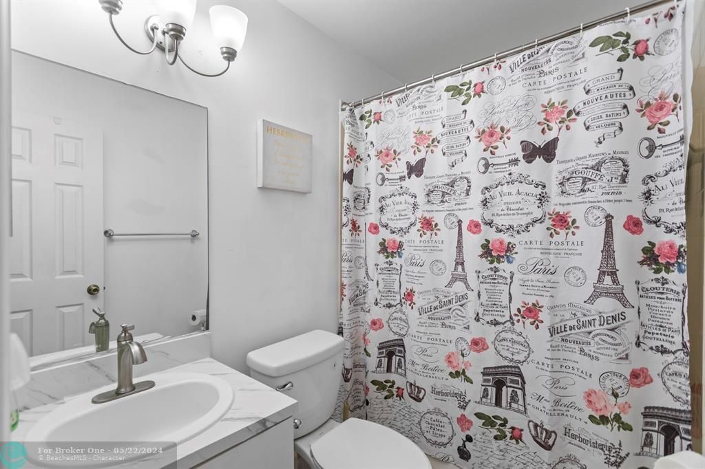 For Sale: $350,000 (2 beds, 2 baths, 1044 Square Feet)